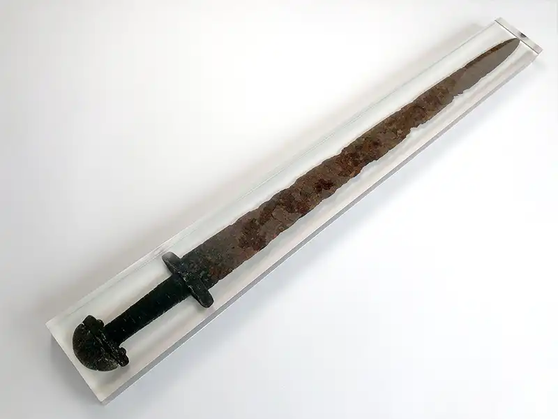 Ein verrostetes, antikes Wikinger-Schwert in Kunstharz