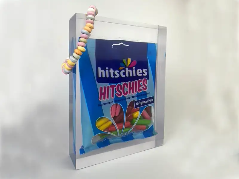 Süßigkeiten in einem Kunstharz-Block