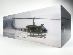 Helikoptermodel in Kunstharz gegossen
