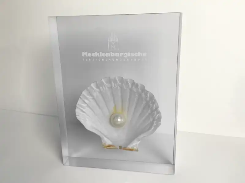 Muschel mit Perle in Kunstharz gegossen als Auszeichnung für Mitarbeiter