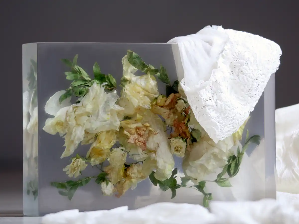 In Kunstharz gegossenes Blumen-Potpourri aus dem Brautstrauß.
