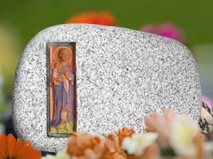 Figur (Mutter Gottes mit Kind) in Kunstahrz gegossen und eingesetzt in einen Grabstein